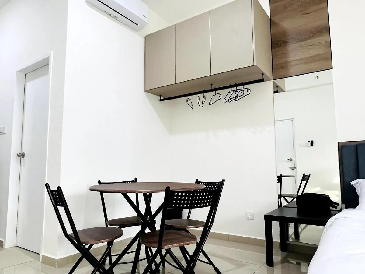 Studio 2Bed4Pax Kekloksi View Ayer Itam 0*,  말레이시아